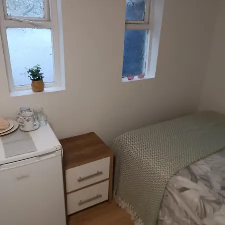 Joy House Гостевой дом Вотафорд
